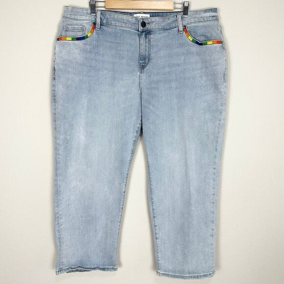 Lane Bryant Signature Fit Boyfriend Capri - Pride Embroidered Light Wash Size 20 - Picture 5 of 12